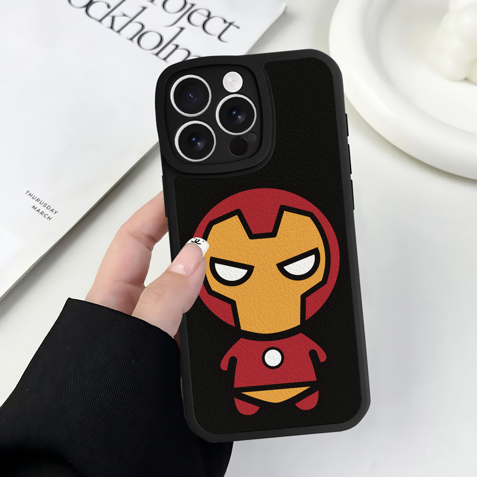 （画像用） アベンジャーズ The Avengers 【iPhone 16シリーズ対応】シリコンスマホケース（レザー調） 材質：シリコン